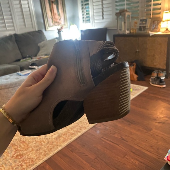 Women’s OTBT Free Spirit Embossed Brown Leather Side Zip Tassels Size 9 Boho - Picture 4 of 7